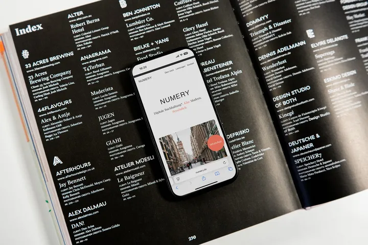 Smartphone mit einer Kundenwebsite auf einer Magazinseite mit der Überschrift Index – Webdesign von Daniel Madlung, Dresden