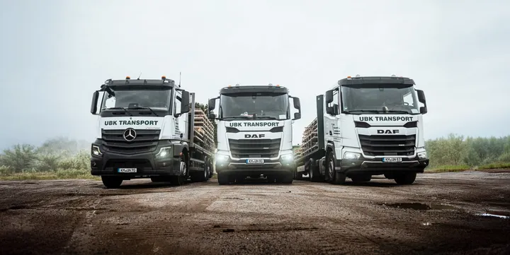 Drei LKW eines Transportunternehmens nebeneinander auf dem Betriebshof – Businessfotografie von Daniel Madlung