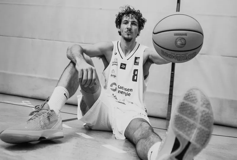 Dresden-Titans-Spieler beim Media Day mit Blitz – Sportportrait von Daniel Madlung