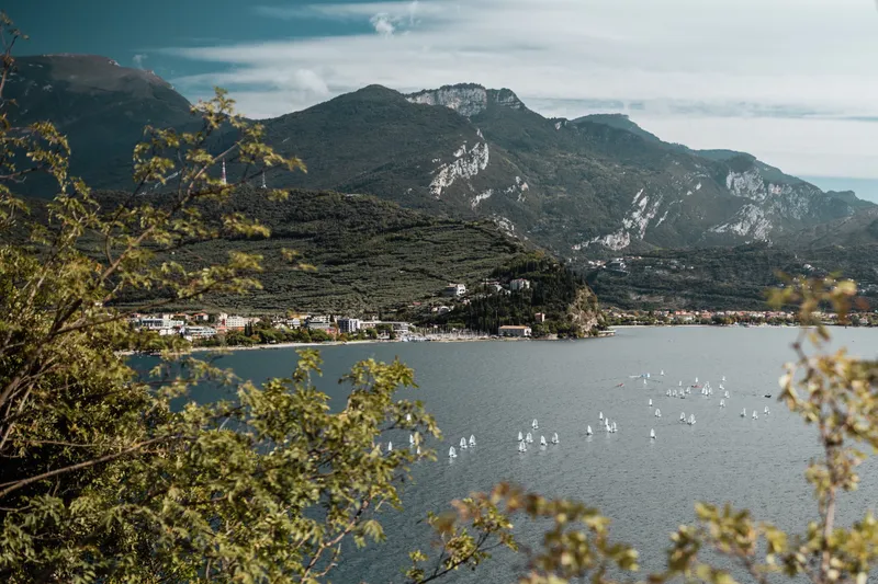 Blick über den Gardasee bei Torbole mit Bergen und Olivenbäumen – Urlaubsfoto von Daniel Madlung