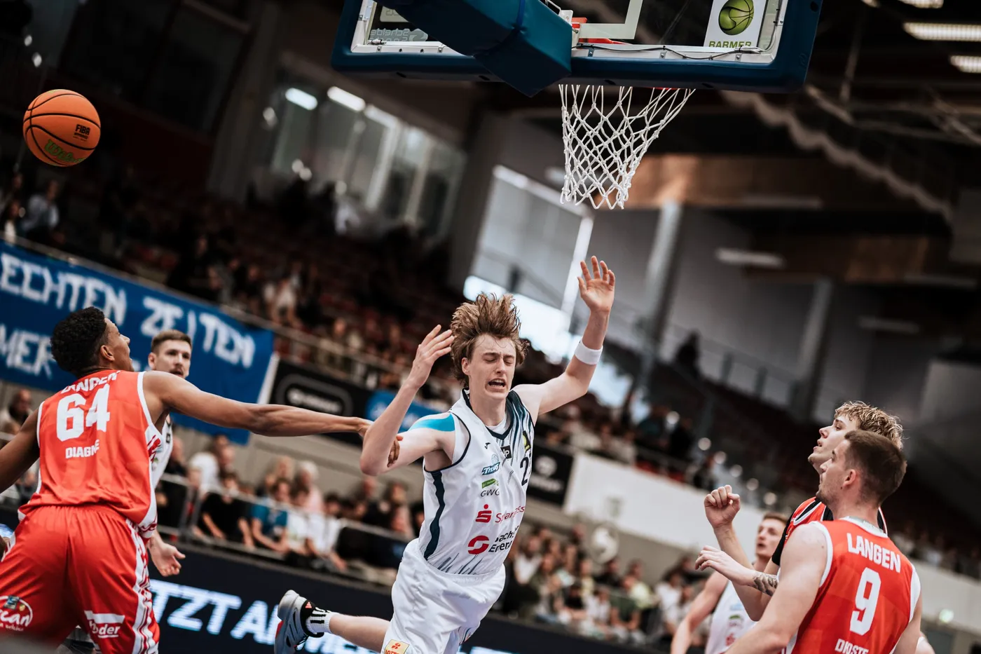 Basketballer zieht schräg Richtung Korb – dynamische Perspektive beim Spiel Dresden Titans gegen TV Langen, fotografiert von Daniel Madlung