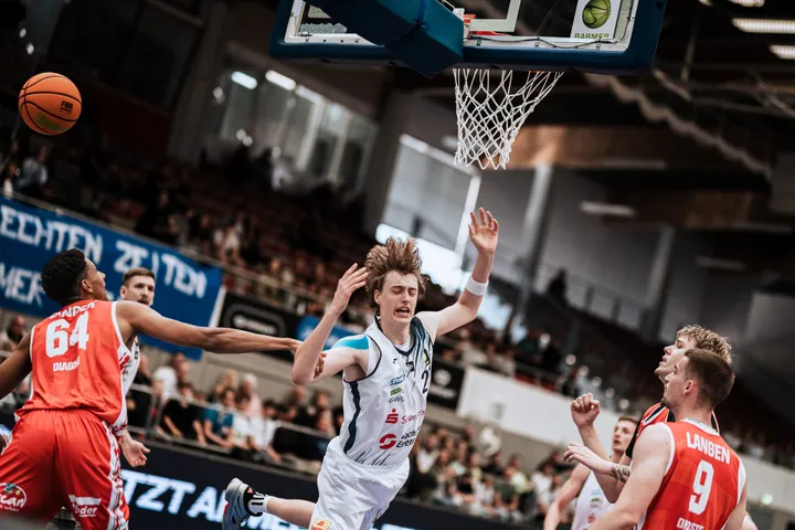 Basketballer zieht schräg Richtung Korb – dynamische Perspektive beim Spiel Dresden Titans gegen TV Langen, fotografiert von Daniel Madlung