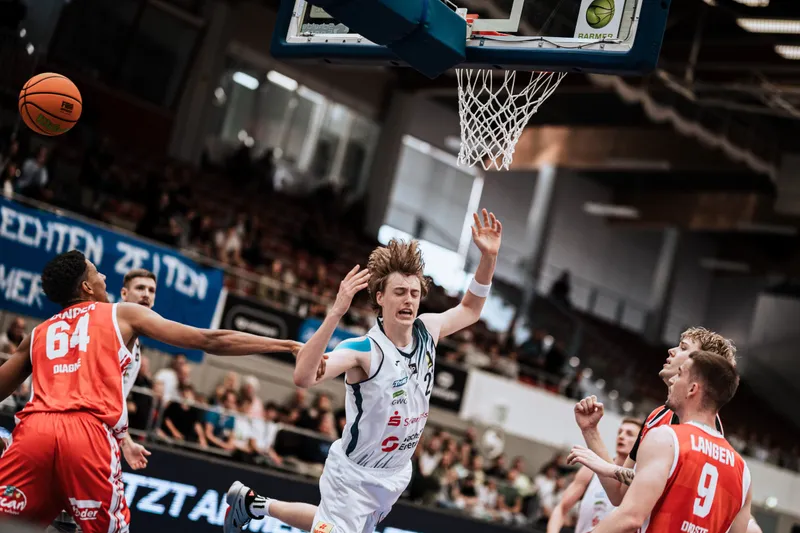 Basketballer zieht schräg Richtung Korb – dynamische Perspektive beim Spiel Dresden Titans gegen TV Langen, fotografiert von Daniel Madlung