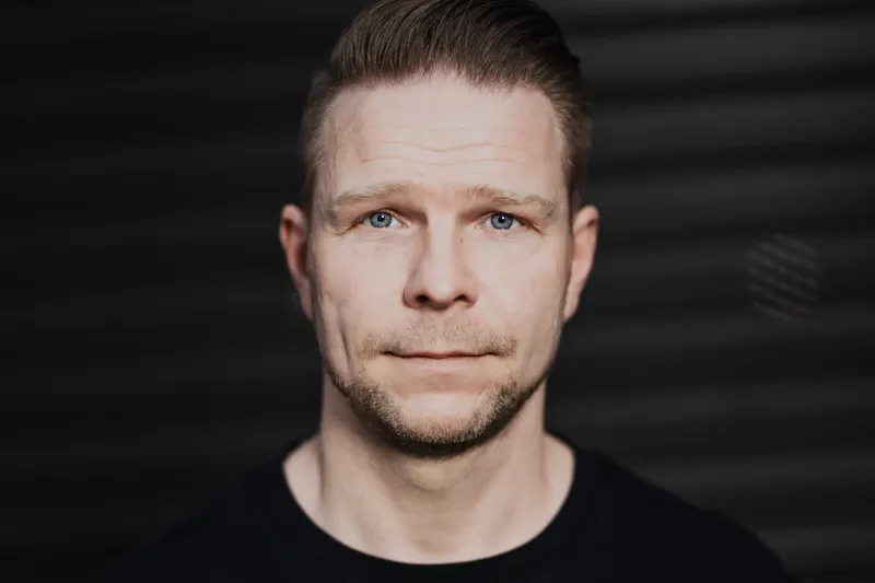 Schwarz-weißes Studioportrait mit echter Hauttextur – Portraitfotografie von Daniel Madlung, Dresden