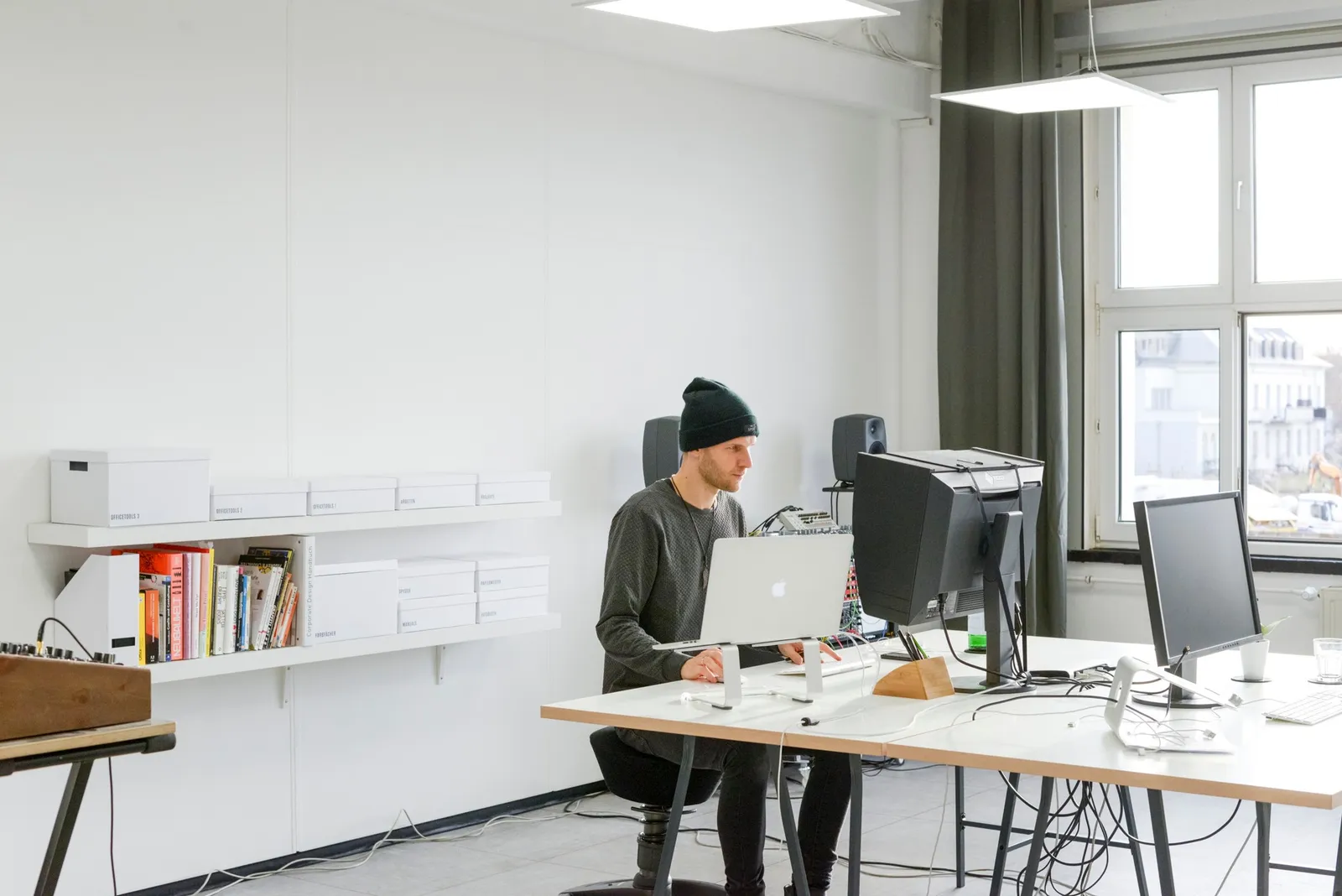 Daniel Madlung bei der Arbeit an einer Website im Studio in der Dresdner Neustadt